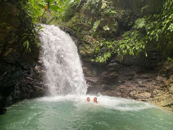 Pareja nadando en una de las cascadas de la Reserva Natural