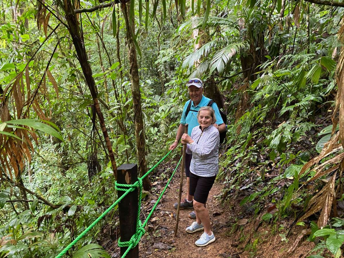 Pareja de adultos mayores caminando en los senderos de Hacienda Ébano