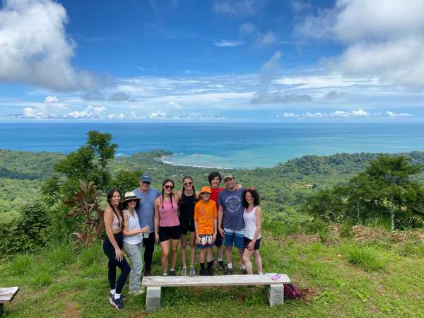 Familia disfrutando la bella vista al oceano