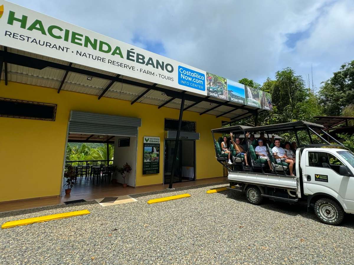 Departure from Hacienda Ebano reception, on the way to Nauyaca falls