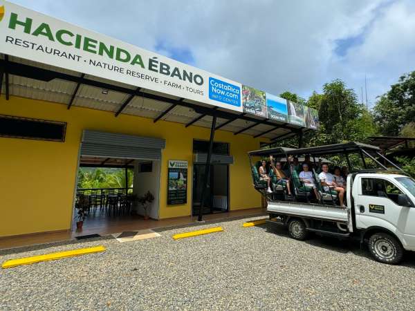 Saliendo de Recepción de Hacienda Ébano rumbo a Cataratas Nauyaca