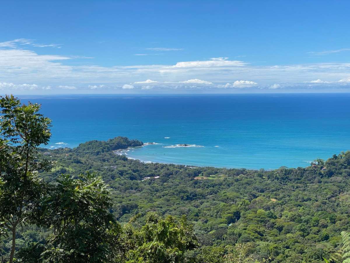 Vista del bosque, cielo y mar azul, desde mirador en Hacienda Ebano